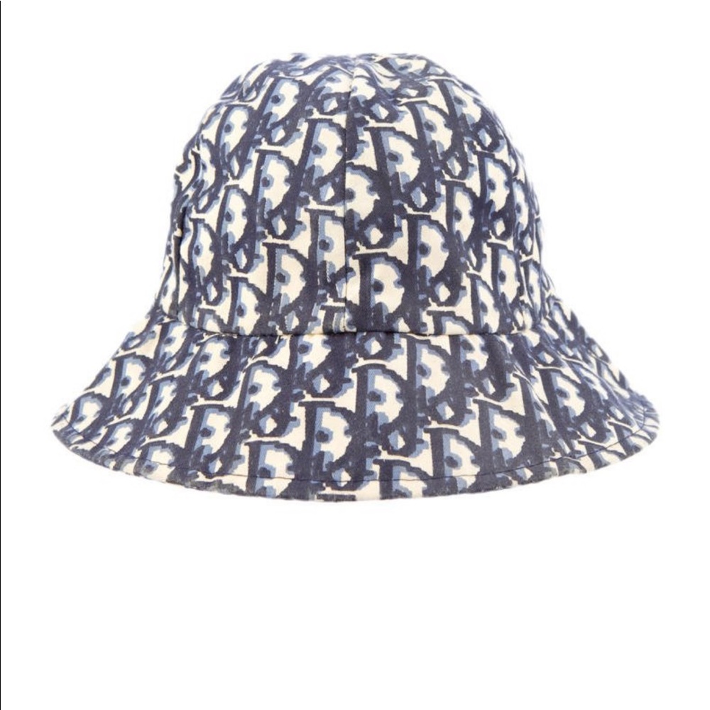 LOOKING FOR A BUCKET HAT DIOR SIZE 57 or BIgger!